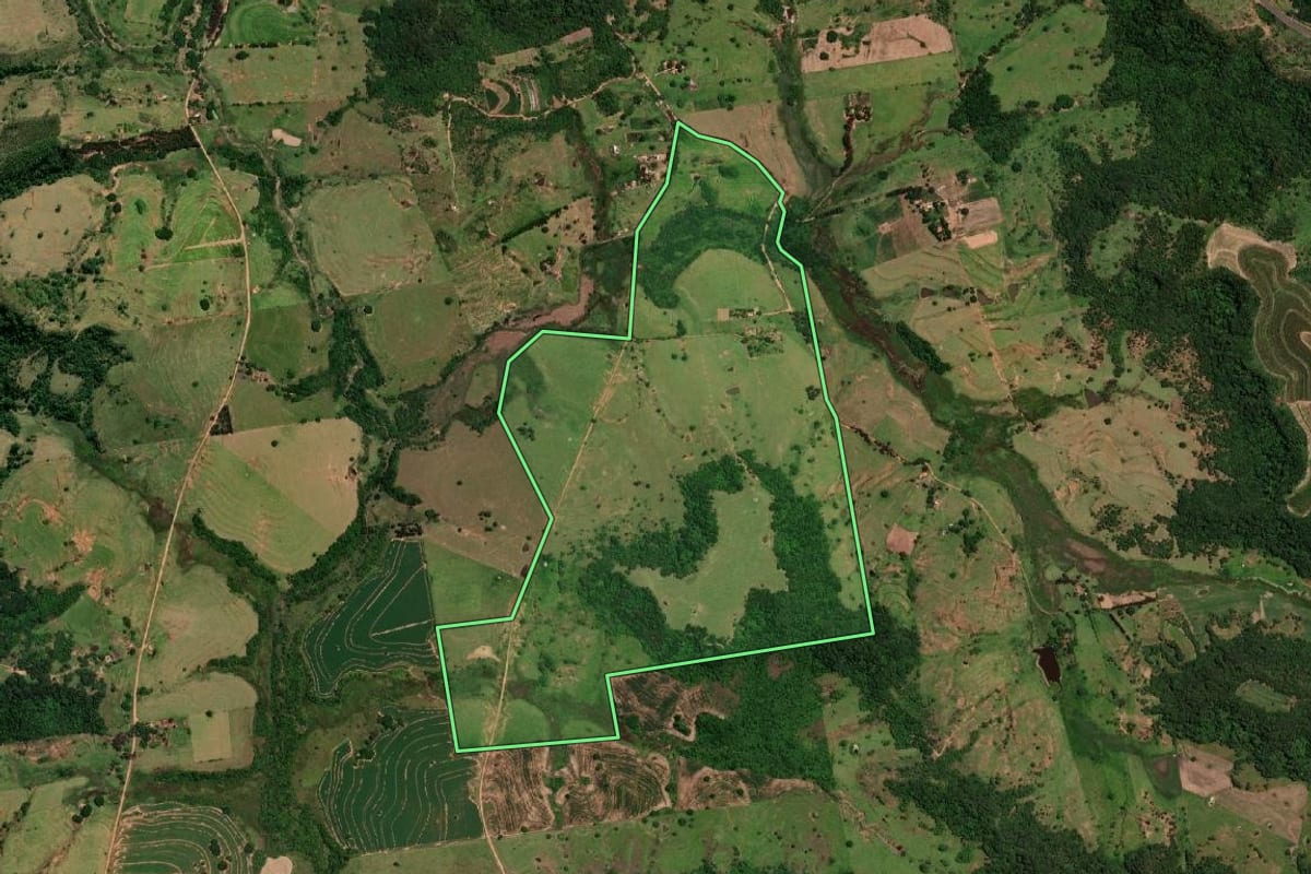 Imagem de satélite do imóvel rural em Pompéia (SP), com o contorno declarado no CAR desenhado por cima.