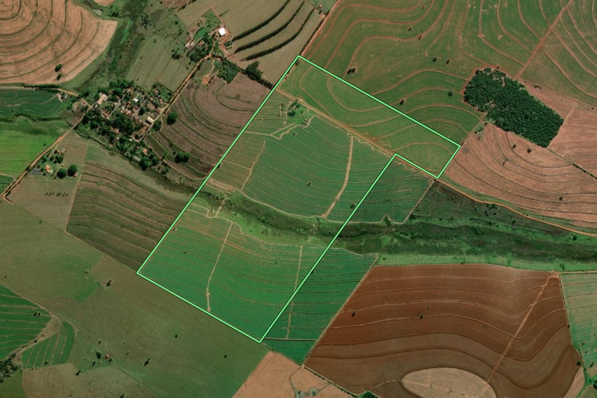 Imagem de satélite do imóvel rural em Pompéia (SP), com o contorno declarado no CAR desenhado por cima.