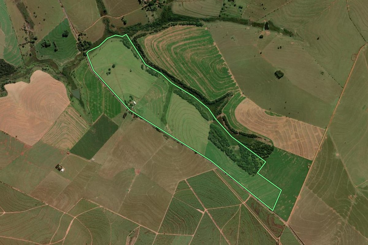 Imagem de satélite do imóvel rural em Pompéia (SP), com o contorno declarado no CAR desenhado por cima.