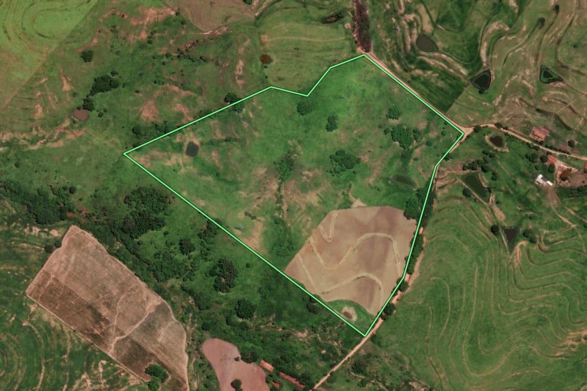 Imagem de satélite do imóvel rural em Pompéia (SP), com o contorno declarado no CAR desenhado por cima.
