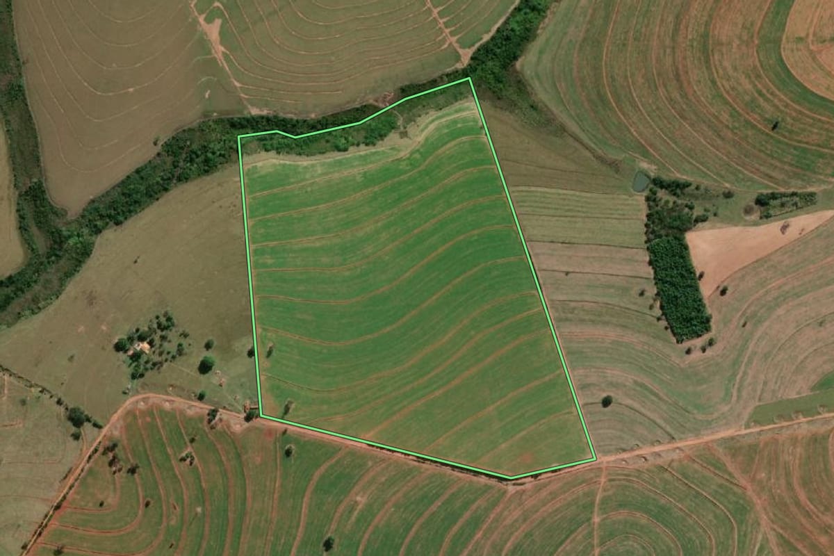 Imagem de satélite do imóvel rural em Pompéia (SP), com o contorno declarado no CAR desenhado por cima.