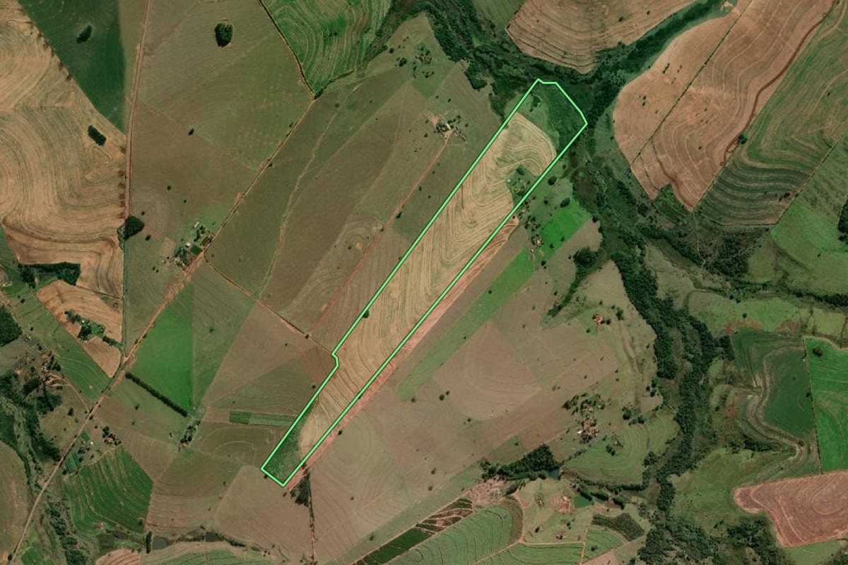 Imagem de satélite do imóvel rural em Pompéia (SP), com o contorno declarado no CAR desenhado por cima.