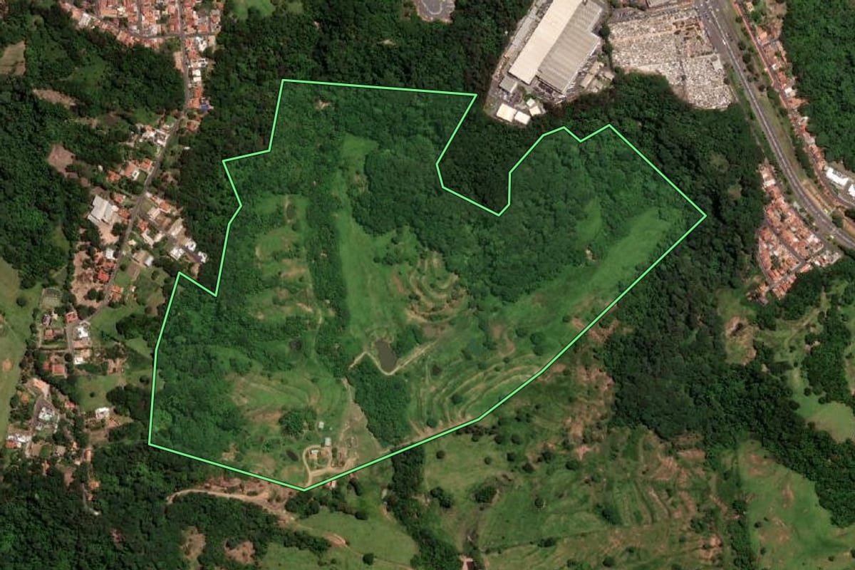 Imagem de satélite do imóvel rural em Pompéia (SP), com o contorno declarado no CAR desenhado por cima.