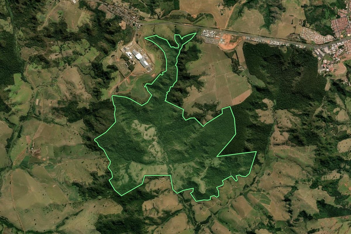 Imagem de satélite do imóvel rural em Pompéia (SP), com o contorno declarado no CAR desenhado por cima.