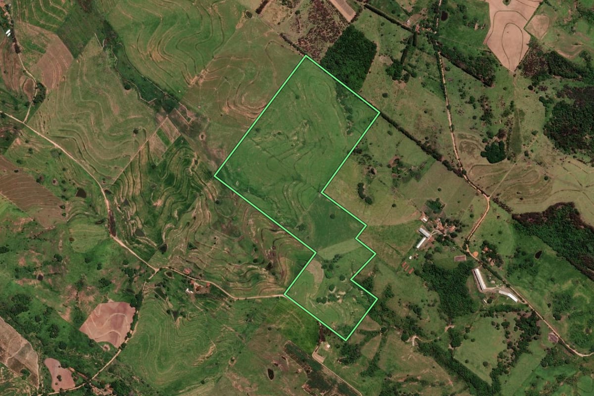 Imagem de satélite do imóvel rural em Pompéia (SP), com o contorno declarado no CAR desenhado por cima.