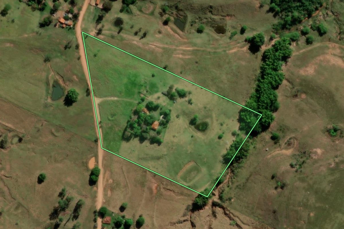 Imagem de satélite do imóvel rural em Pompéia (SP), com o contorno declarado no CAR desenhado por cima.