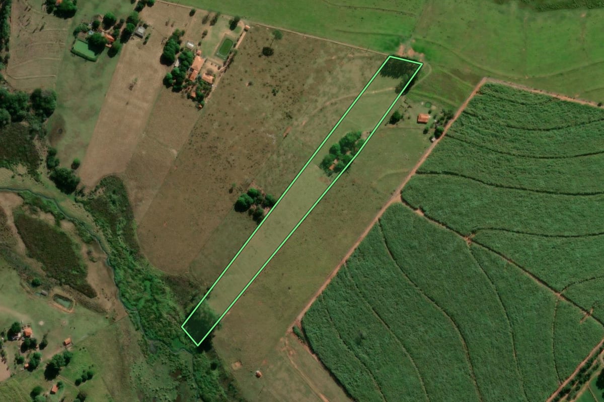 Imagem de satélite do imóvel rural em Pompéia (SP), com o contorno declarado no CAR desenhado por cima.