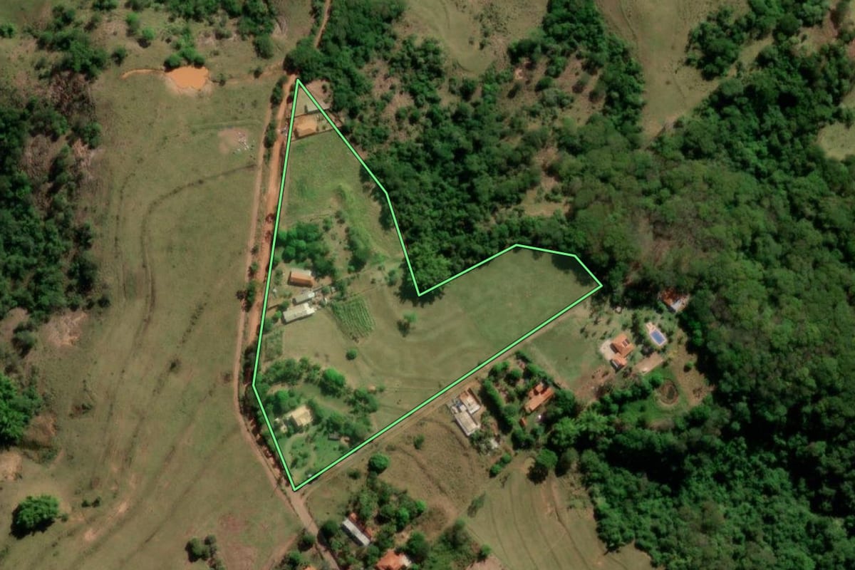Imagem de satélite do imóvel rural em Pompéia (SP), com o contorno declarado no CAR desenhado por cima.
