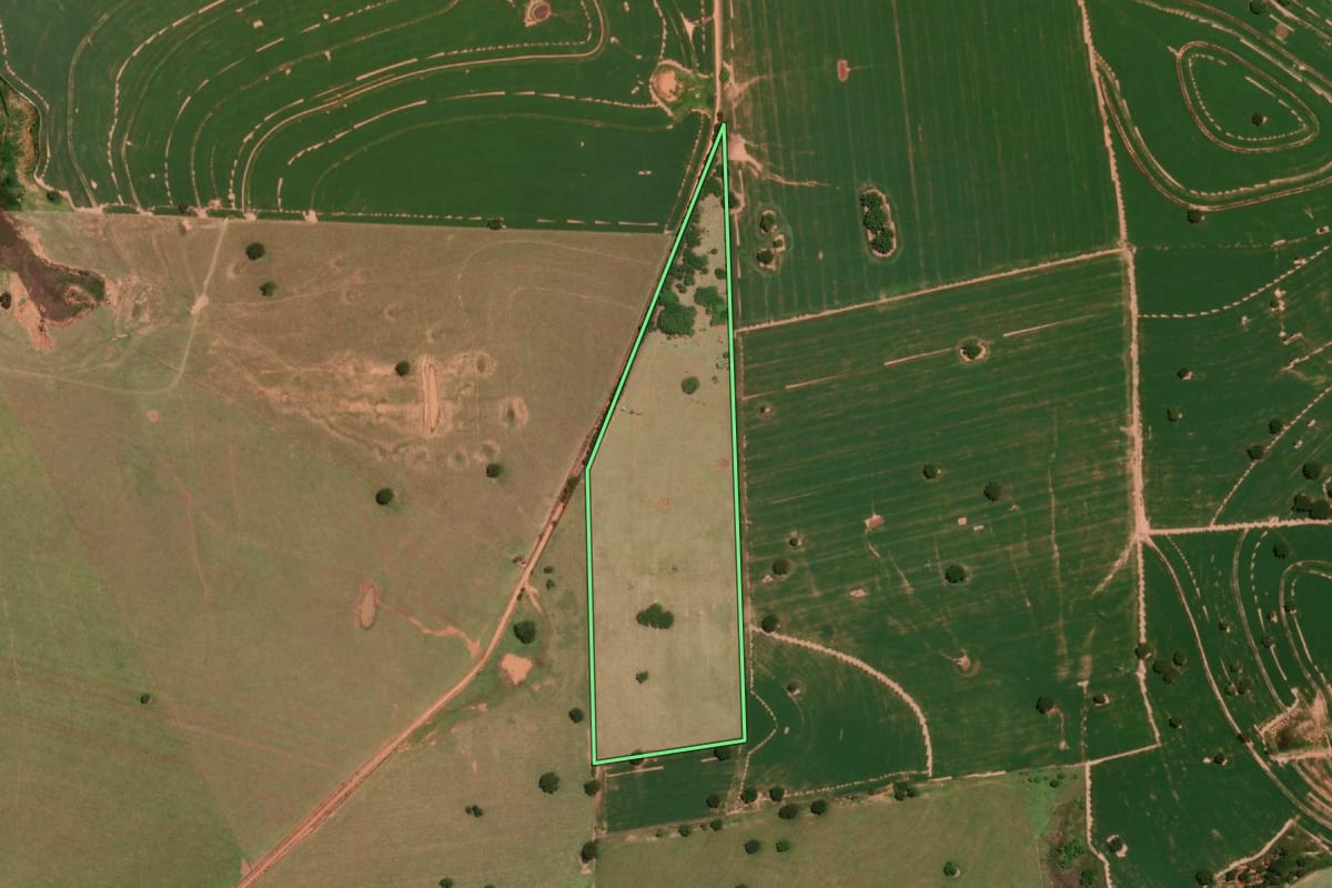 Imagem de satélite do imóvel rural em Pompéia (SP), com o contorno declarado no CAR desenhado por cima.
