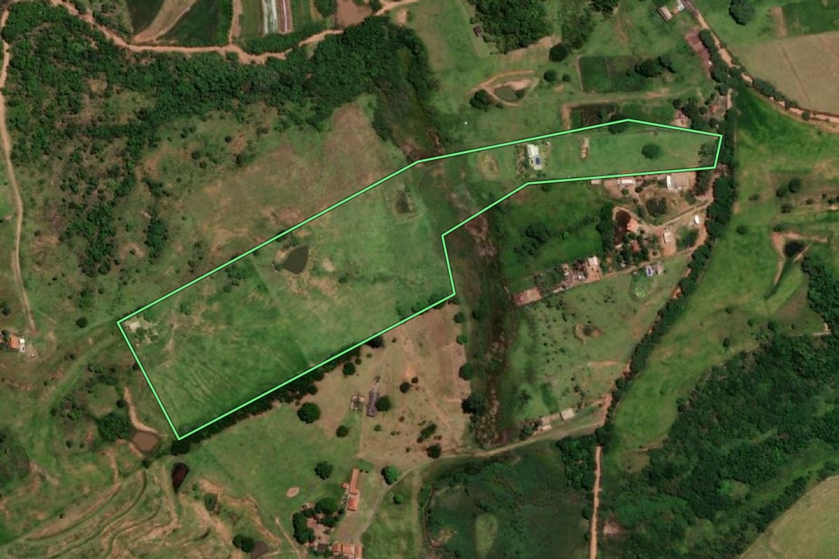 Imagem de satélite do imóvel rural em Pompéia (SP), com o contorno declarado no CAR desenhado por cima.