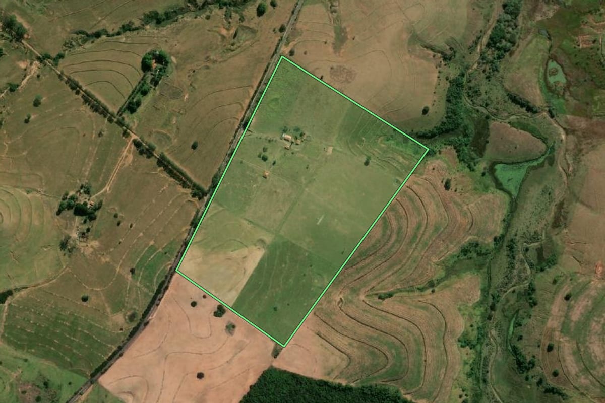 Imagem de satélite do imóvel rural em Pompéia (SP), com o contorno declarado no CAR desenhado por cima.