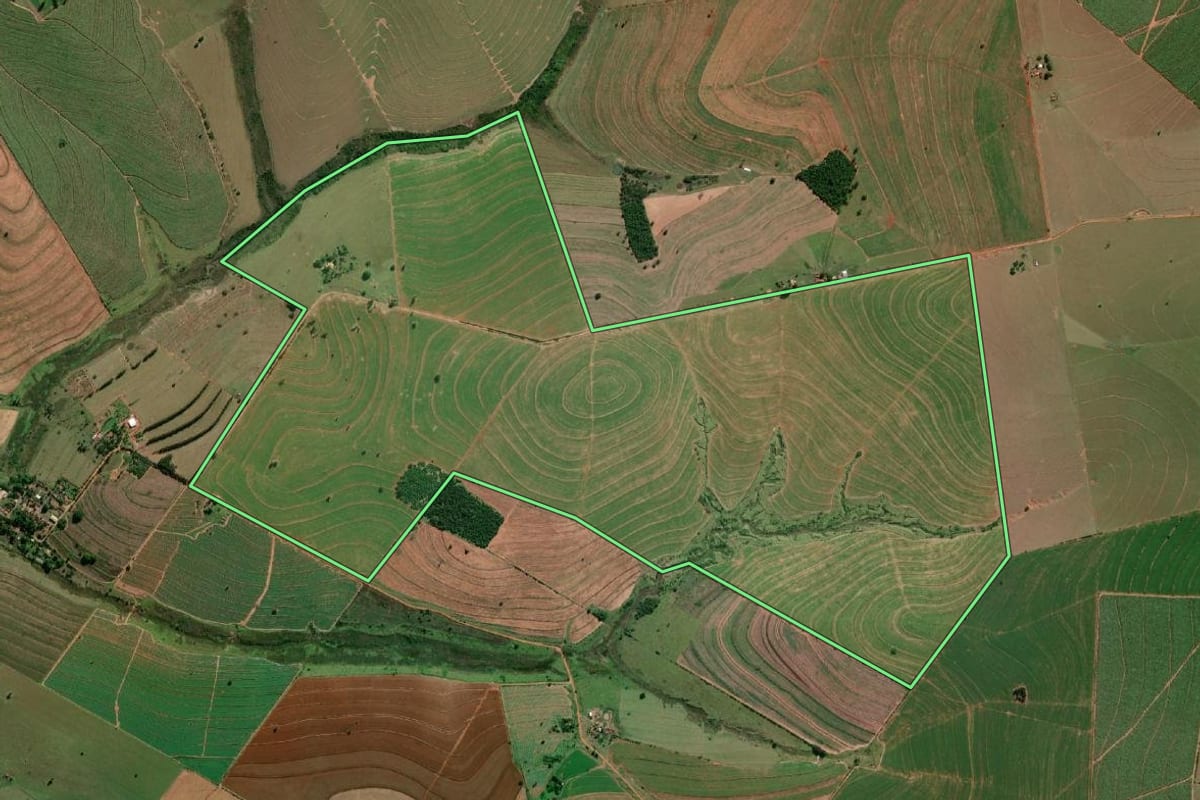 Imagem de satélite do imóvel rural em Pompéia (SP), com o contorno declarado no CAR desenhado por cima.