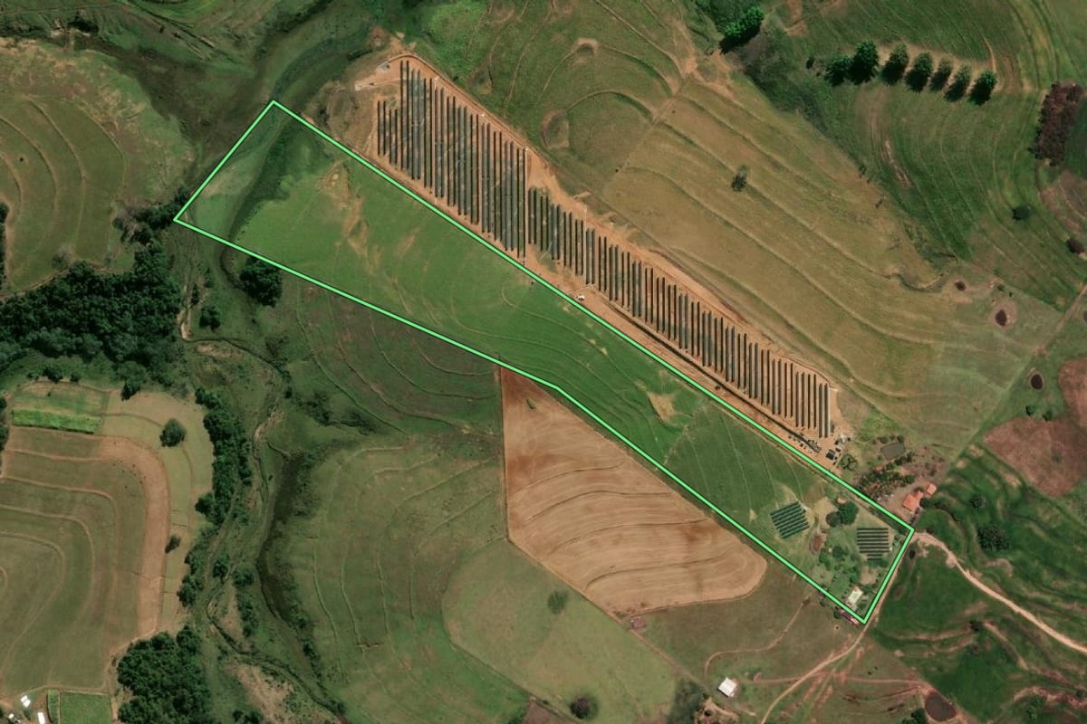 Imagem de satélite do imóvel rural em Pompéia (SP), com o contorno declarado no CAR desenhado por cima.