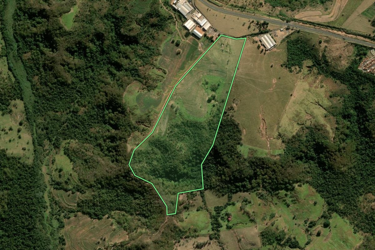 Imagem de satélite do imóvel rural em Pompéia (SP), com o contorno declarado no CAR desenhado por cima.