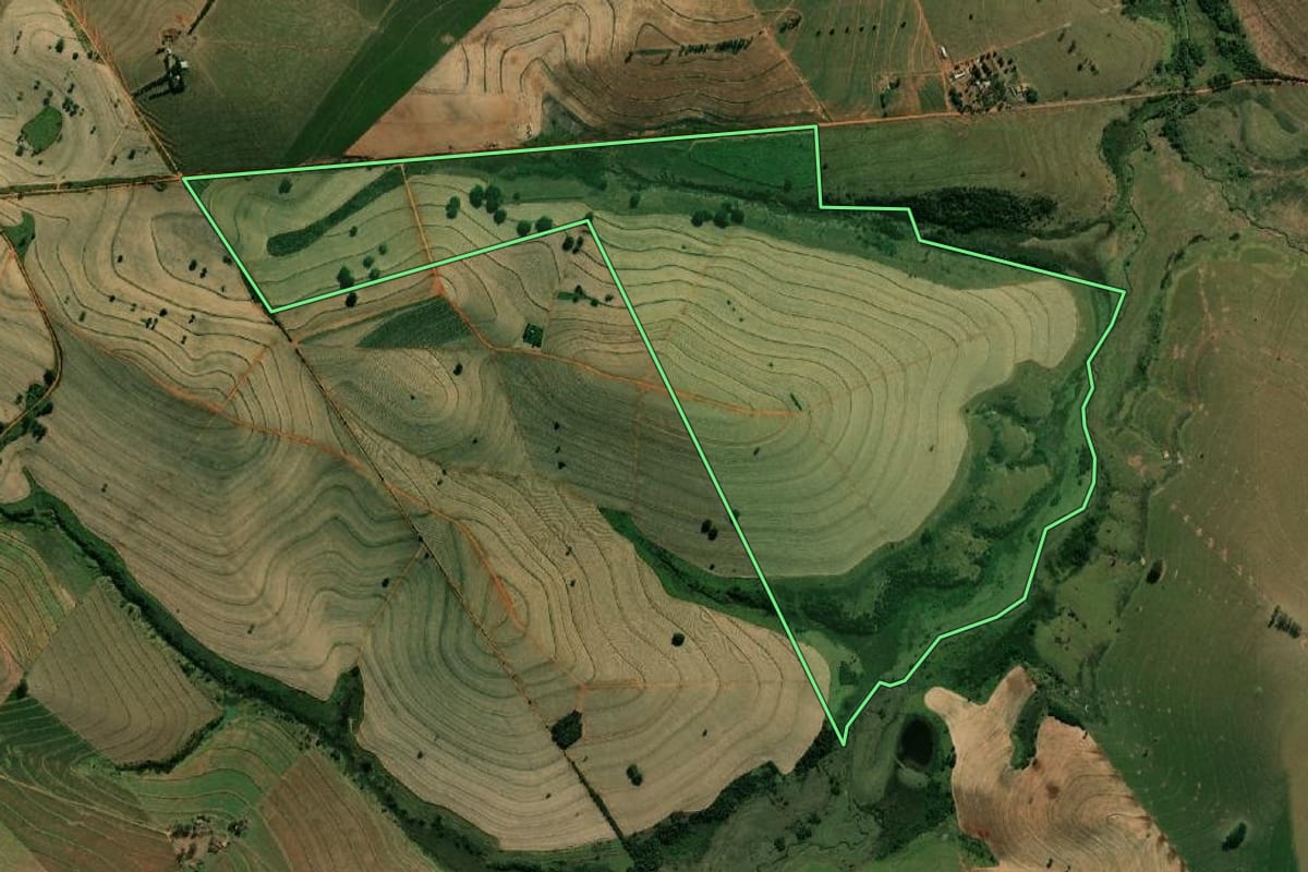 Imagem de satélite do imóvel rural em Pompéia (SP), com o contorno declarado no CAR desenhado por cima.