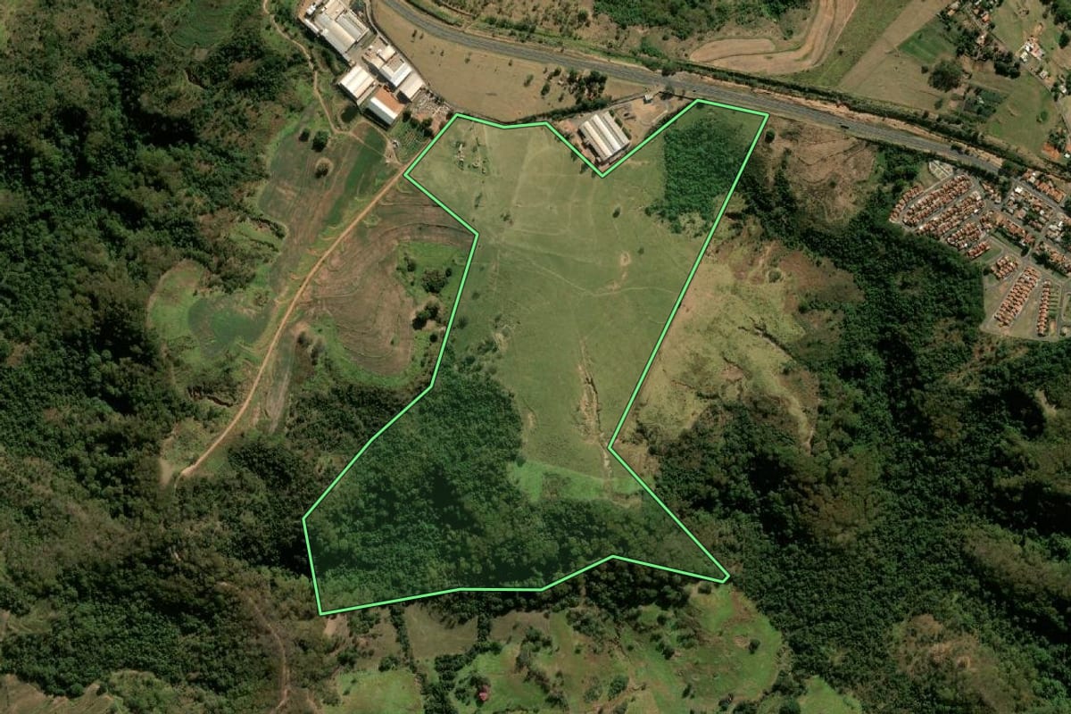 Imagem de satélite do imóvel rural em Pompéia (SP), com o contorno declarado no CAR desenhado por cima.
