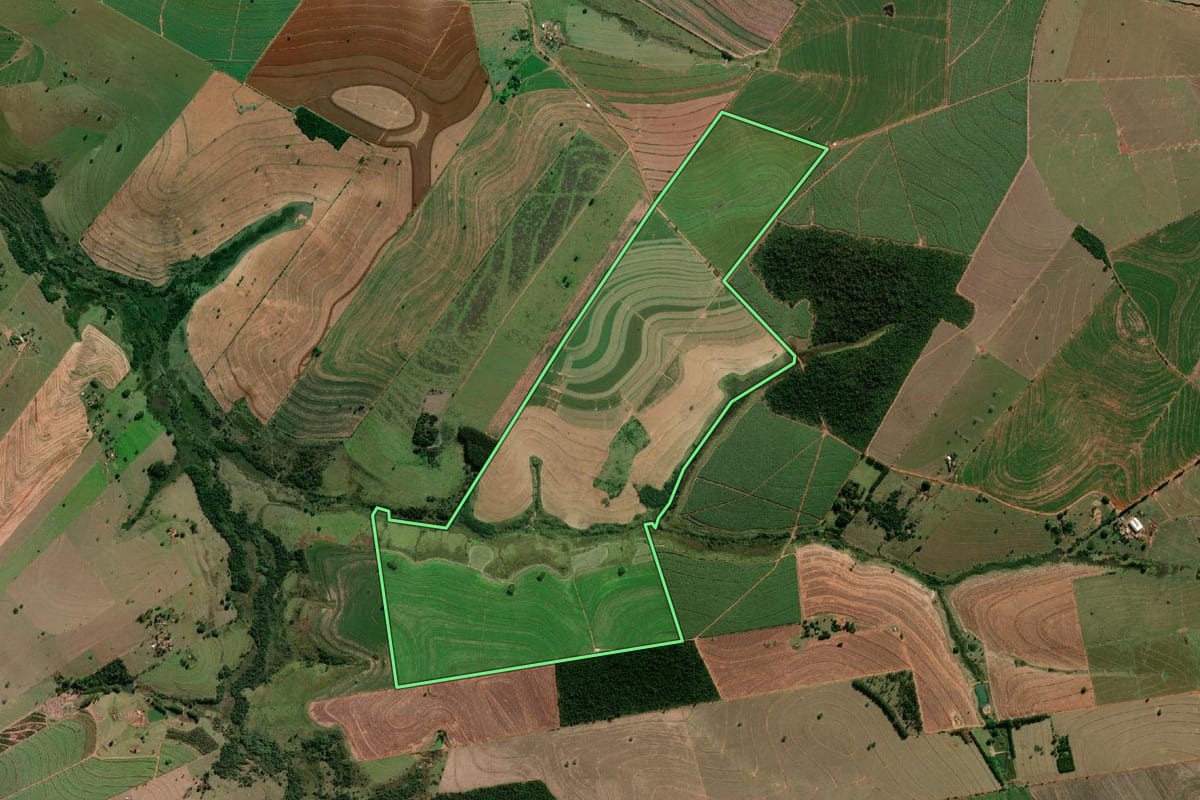 Imagem de satélite do imóvel rural em Pompéia (SP), com o contorno declarado no CAR desenhado por cima.