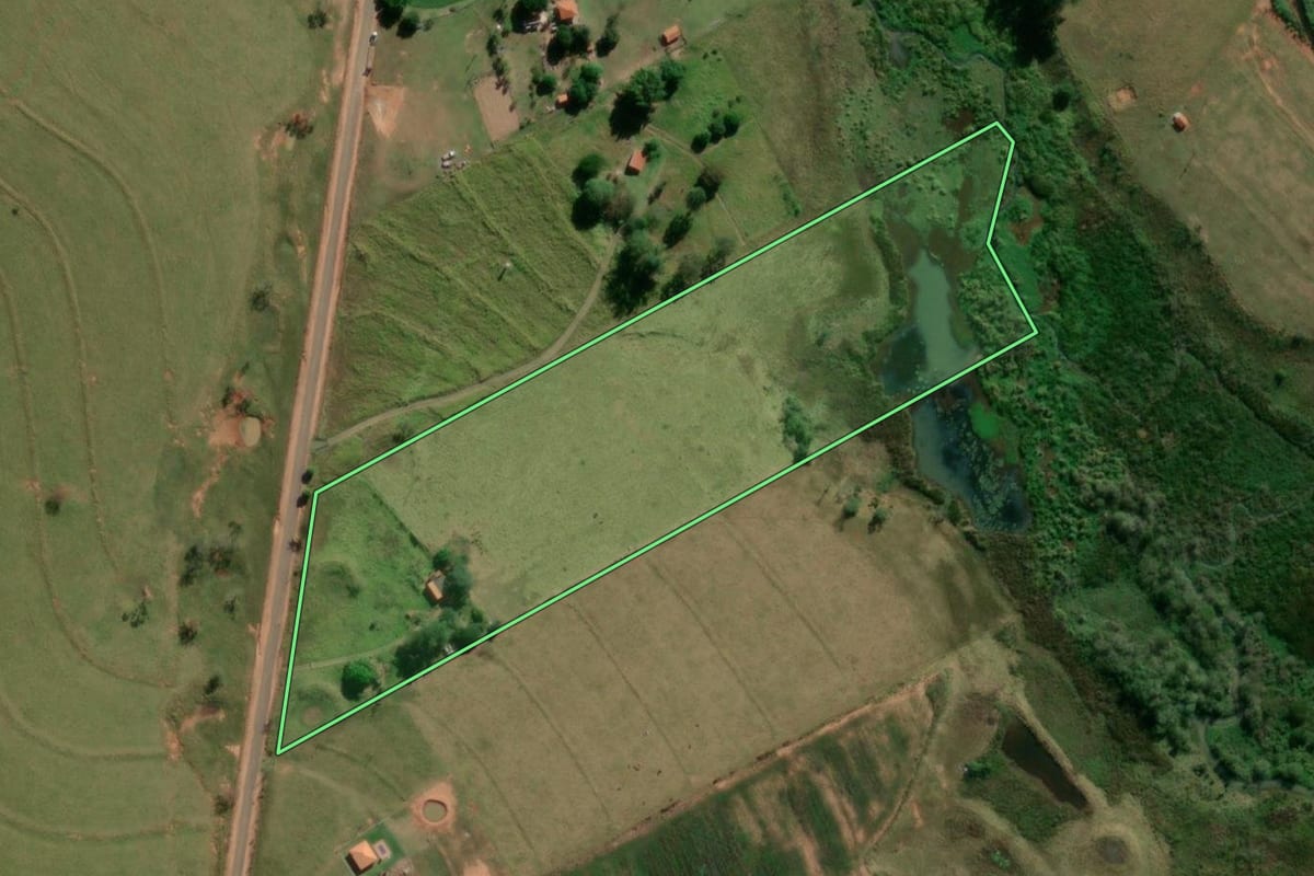 Imagem de satélite do imóvel rural em Pompéia (SP), com o contorno declarado no CAR desenhado por cima.