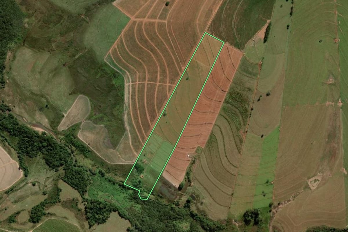 Imagem de satélite do imóvel rural em Pompéia (SP), com o contorno declarado no CAR desenhado por cima.