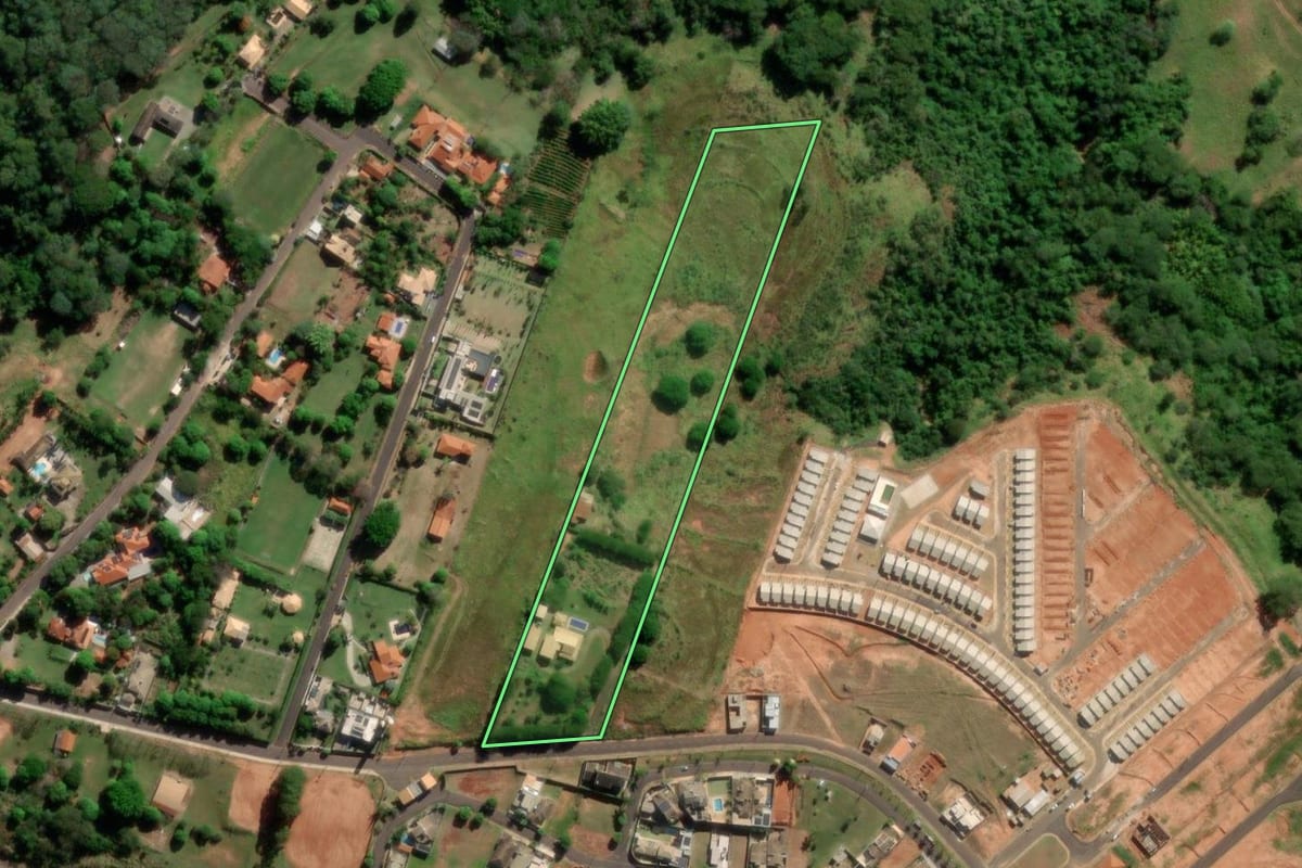 Imagem de satélite do imóvel rural em Pompéia (SP), com o contorno declarado no CAR desenhado por cima.