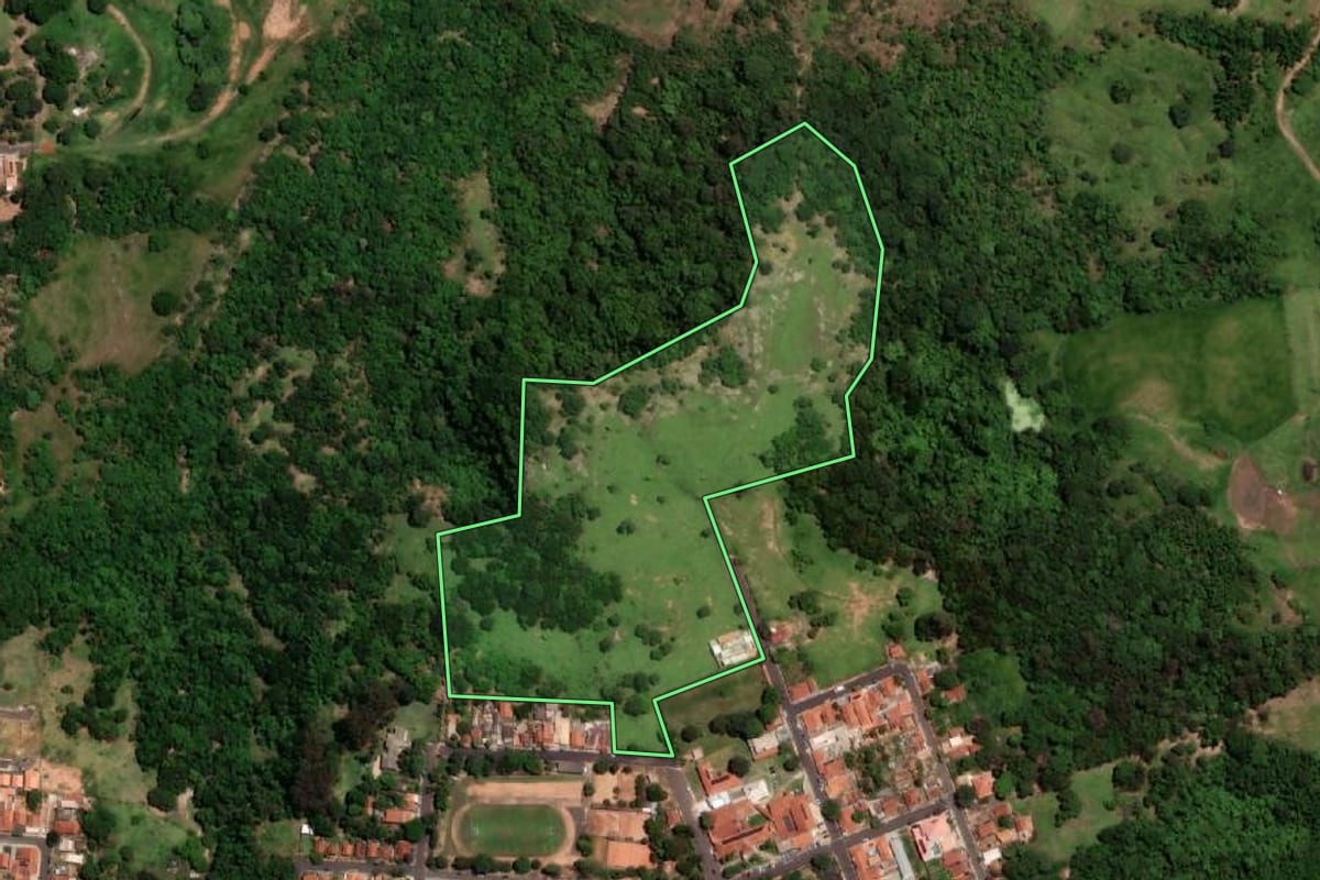 Imagem de satélite do imóvel rural em Pompéia (SP), com o contorno declarado no CAR desenhado por cima.
