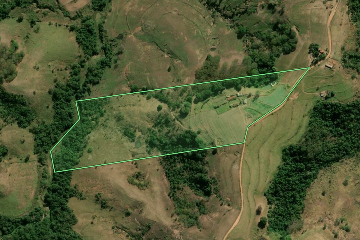 Imagem de satélite do imóvel rural em Pompéia (SP), com o contorno declarado no CAR desenhado por cima.