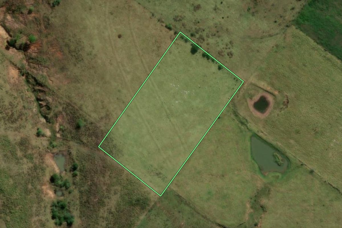 Imagem de satélite do imóvel rural em Pompéia (SP), com o contorno declarado no CAR desenhado por cima.