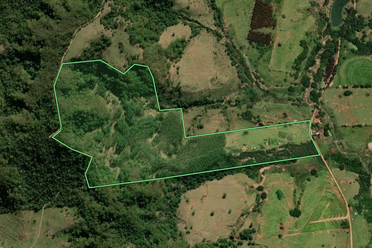 Imagem de satélite do imóvel rural em Pompéia (SP), com o contorno declarado no CAR desenhado por cima.