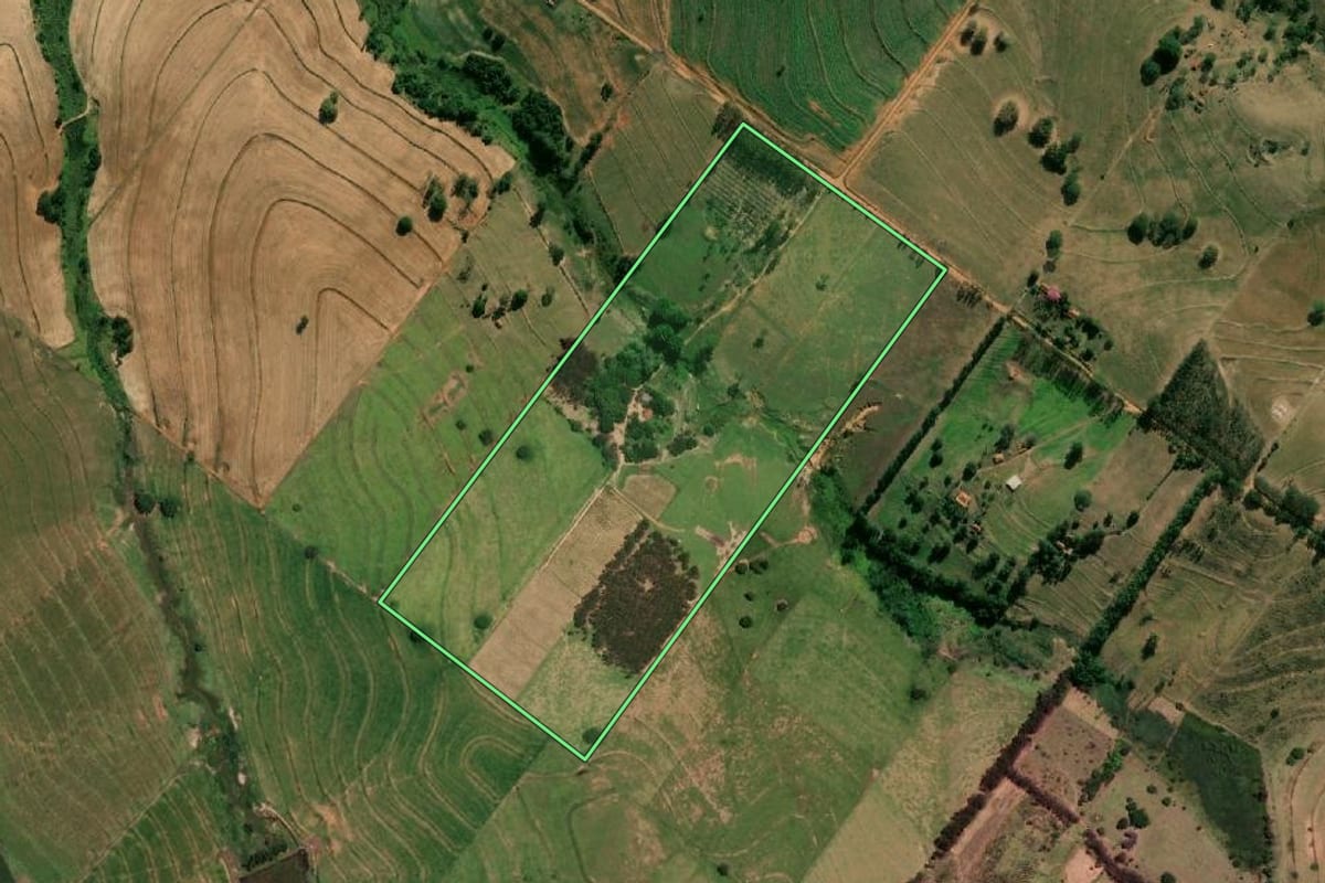 Imagem de satélite do imóvel rural em Pompéia (SP), com o contorno declarado no CAR desenhado por cima.
