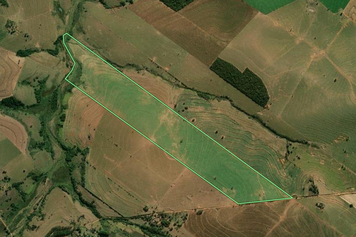 Imagem de satélite do imóvel rural em Pompéia (SP), com o contorno declarado no CAR desenhado por cima.