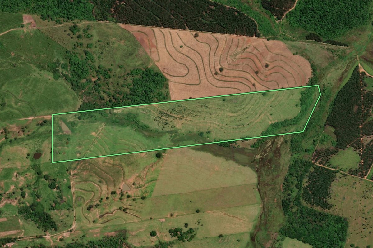 Imagem de satélite do imóvel rural em Pompéia (SP), com o contorno declarado no CAR desenhado por cima.