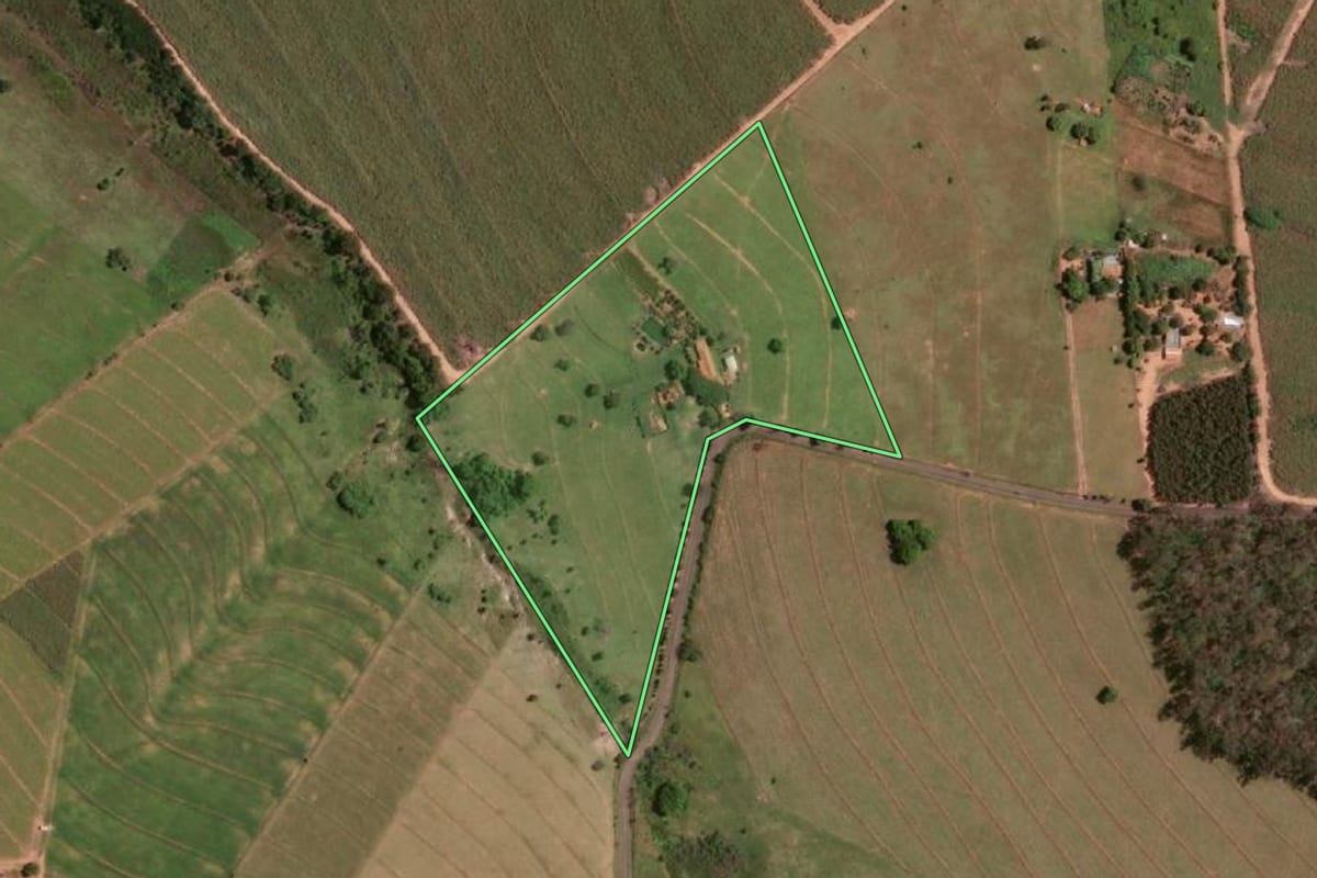 Imagem de satélite do imóvel rural em Pongaí (SP), com o contorno declarado no CAR desenhado por cima.