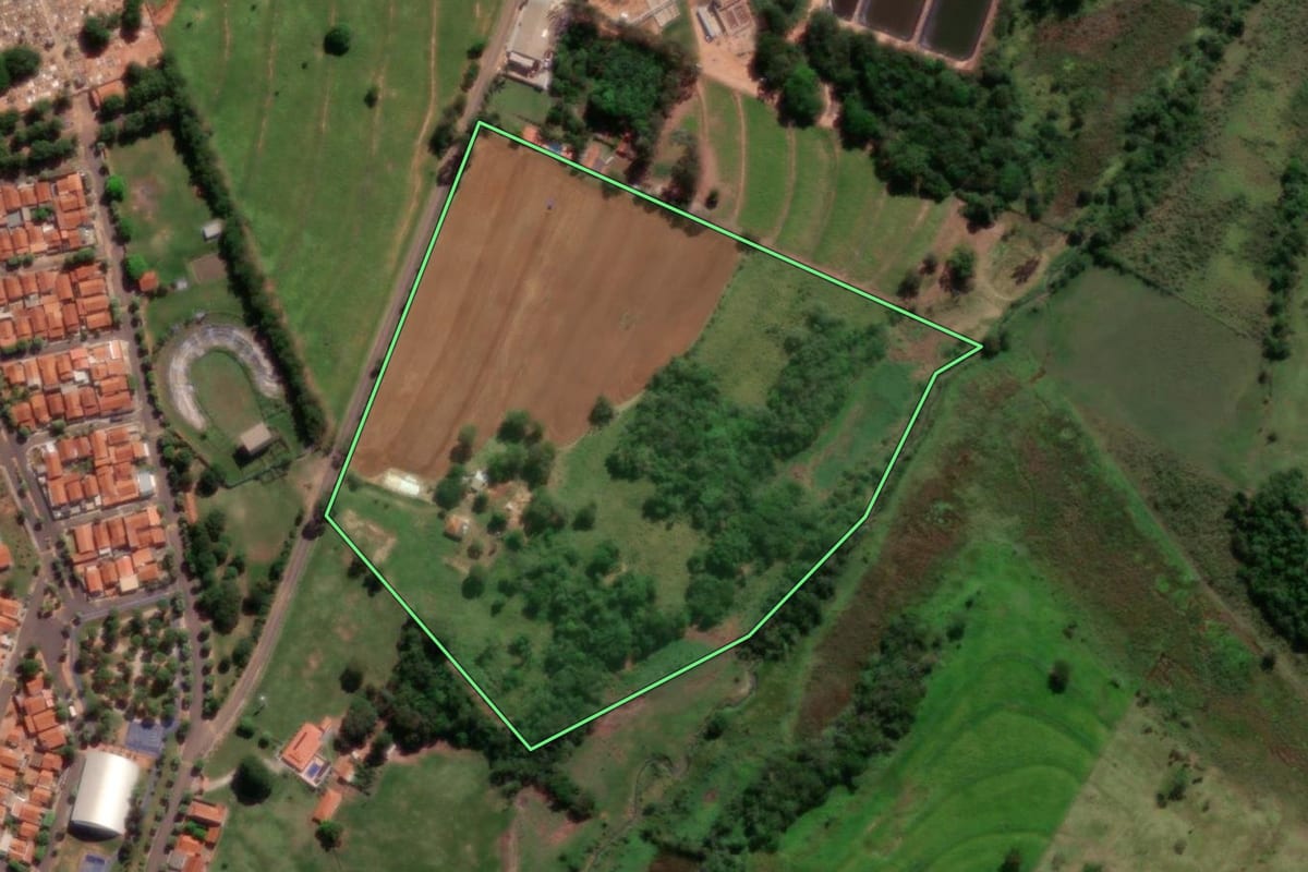 Imagem de satélite do imóvel rural em Pongaí (SP), com o contorno declarado no CAR desenhado por cima.