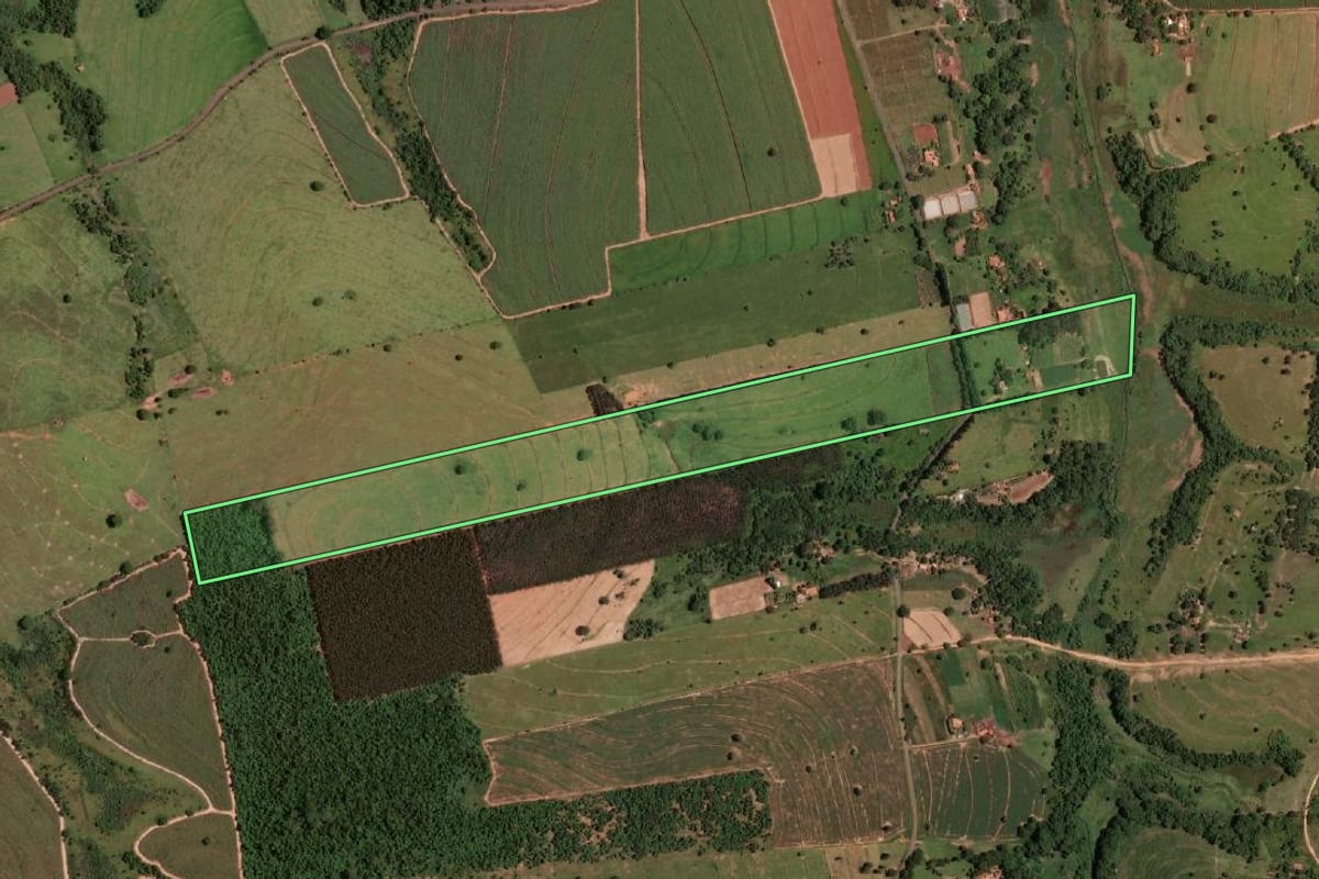 Imagem de satélite do imóvel rural em Pongaí (SP), com o contorno declarado no CAR desenhado por cima.