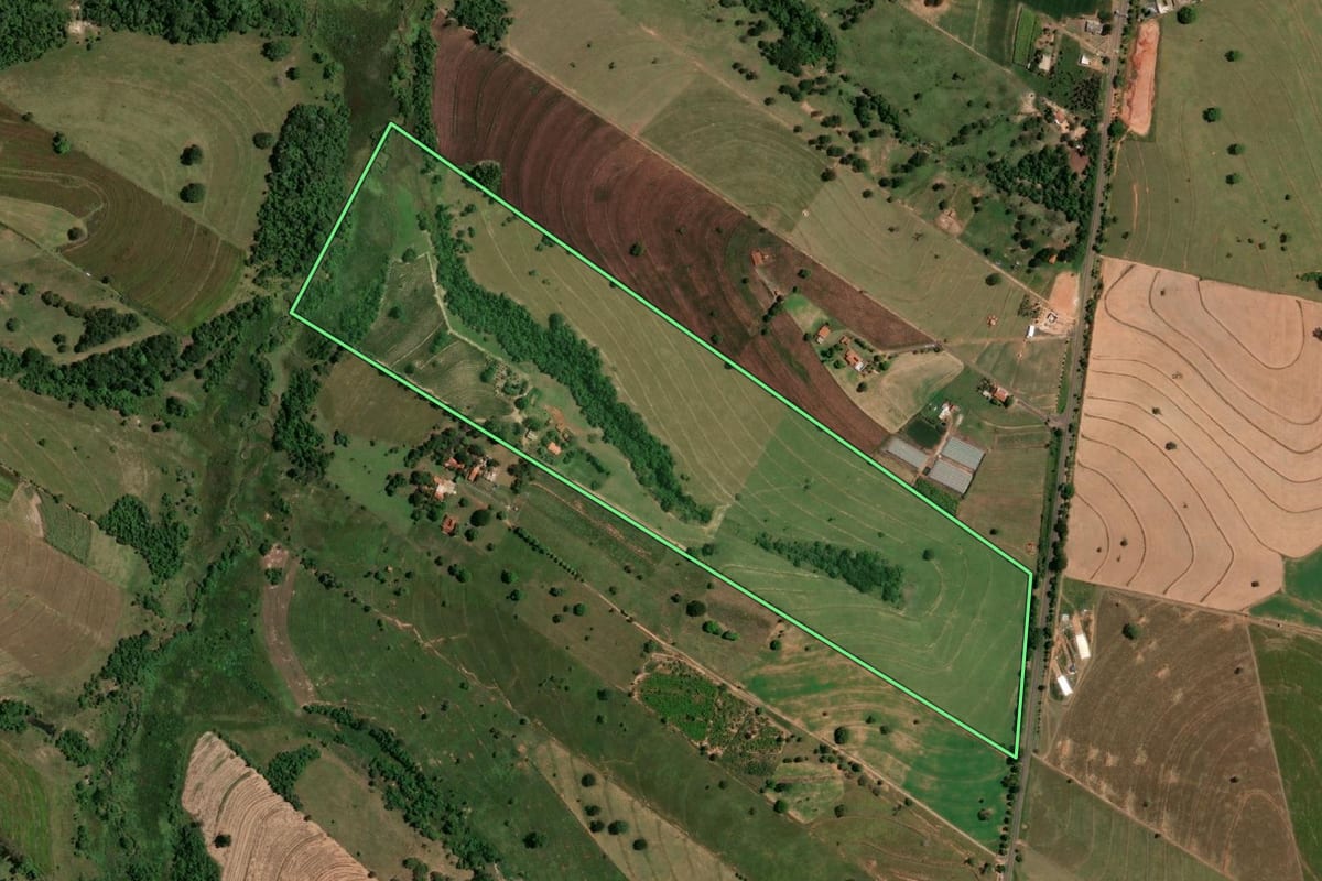 Imagem de satélite do imóvel rural em Pongaí (SP), com o contorno declarado no CAR desenhado por cima.
