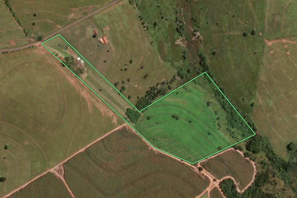 Imagem de satélite do imóvel rural em Pongaí (SP), com o contorno declarado no CAR desenhado por cima.