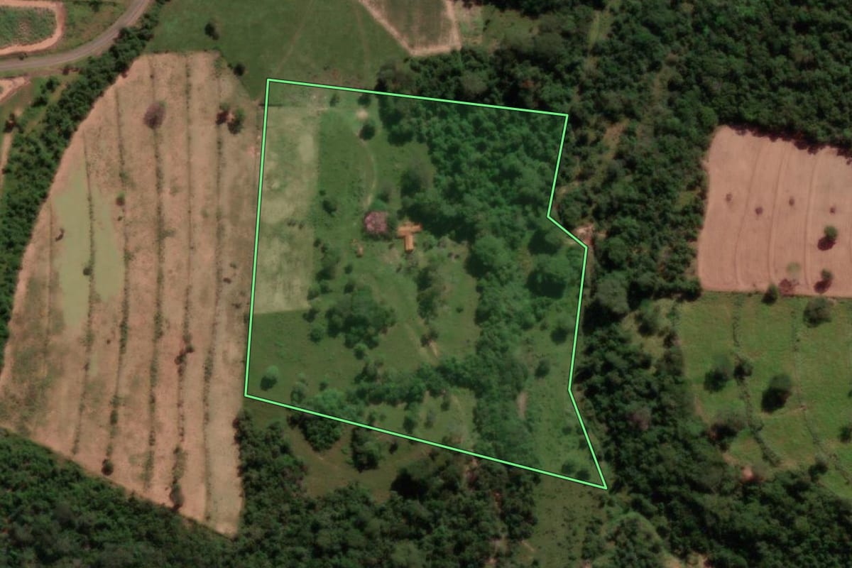 Imagem de satélite do imóvel rural em Pongaí (SP), com o contorno declarado no CAR desenhado por cima.