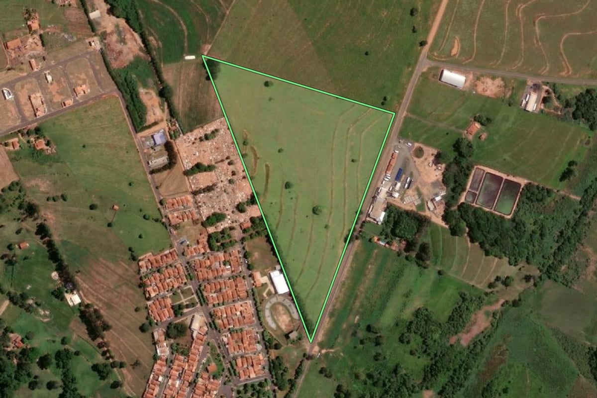 Imagem de satélite do imóvel rural em Pongaí (SP), com o contorno declarado no CAR desenhado por cima.