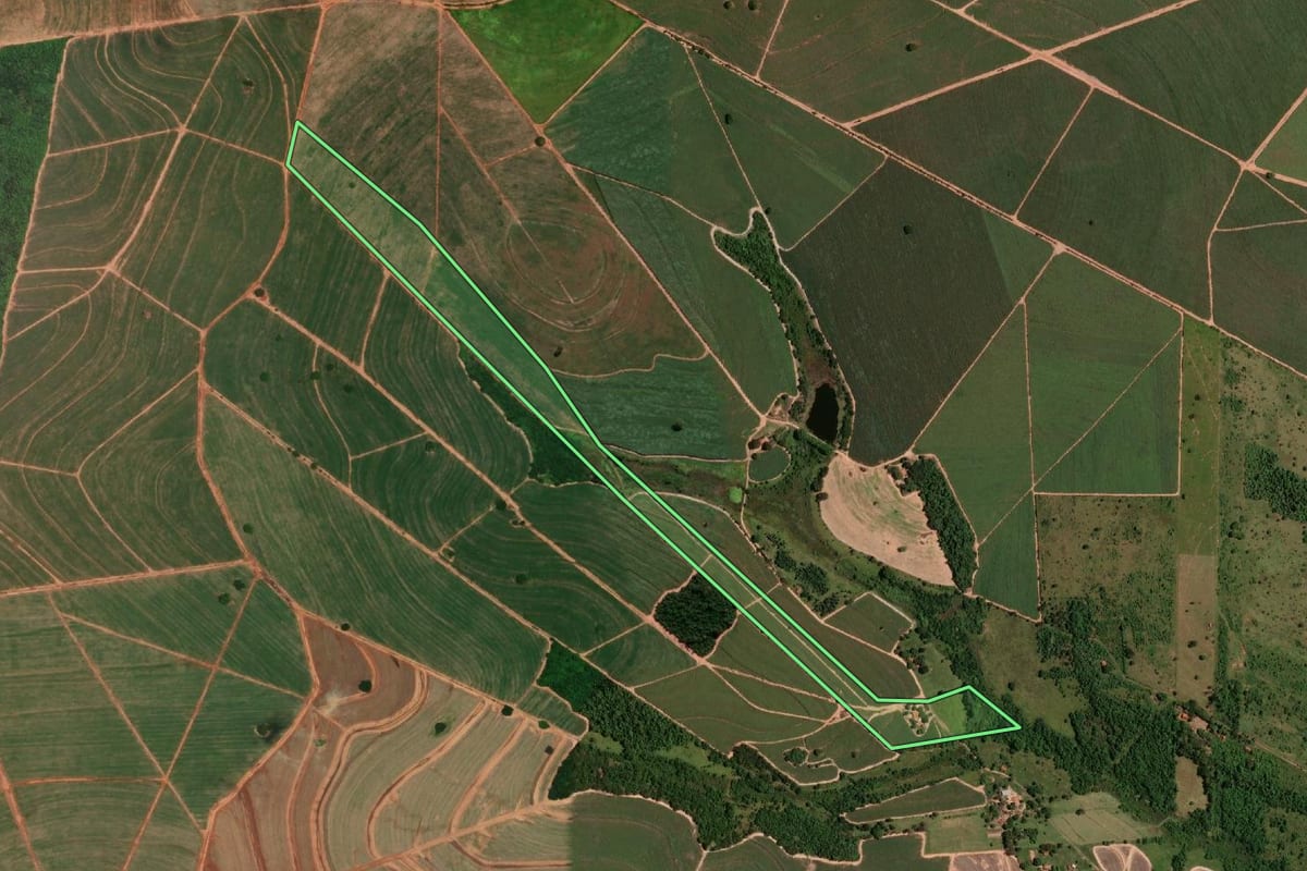 Imagem de satélite do imóvel rural em Pongaí (SP), com o contorno declarado no CAR desenhado por cima.