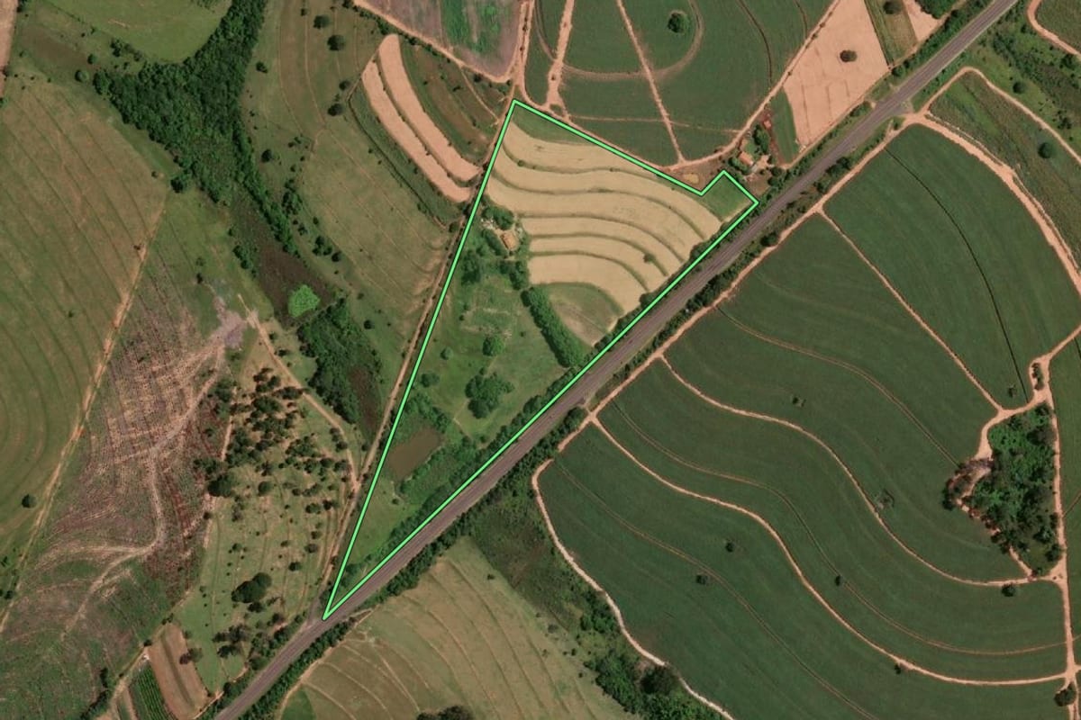Imagem de satélite do imóvel rural em Pongaí (SP), com o contorno declarado no CAR desenhado por cima.