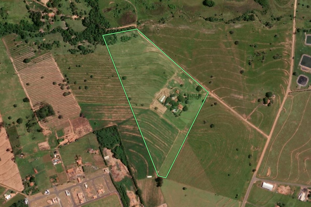Imagem de satélite do imóvel rural em Pongaí (SP), com o contorno declarado no CAR desenhado por cima.