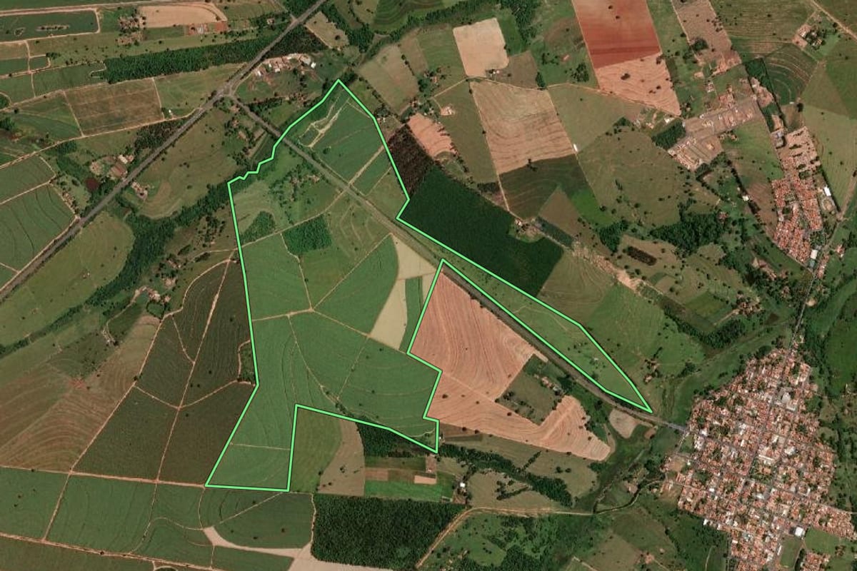 Imagem de satélite do imóvel rural em Pongaí (SP), com o contorno declarado no CAR desenhado por cima.