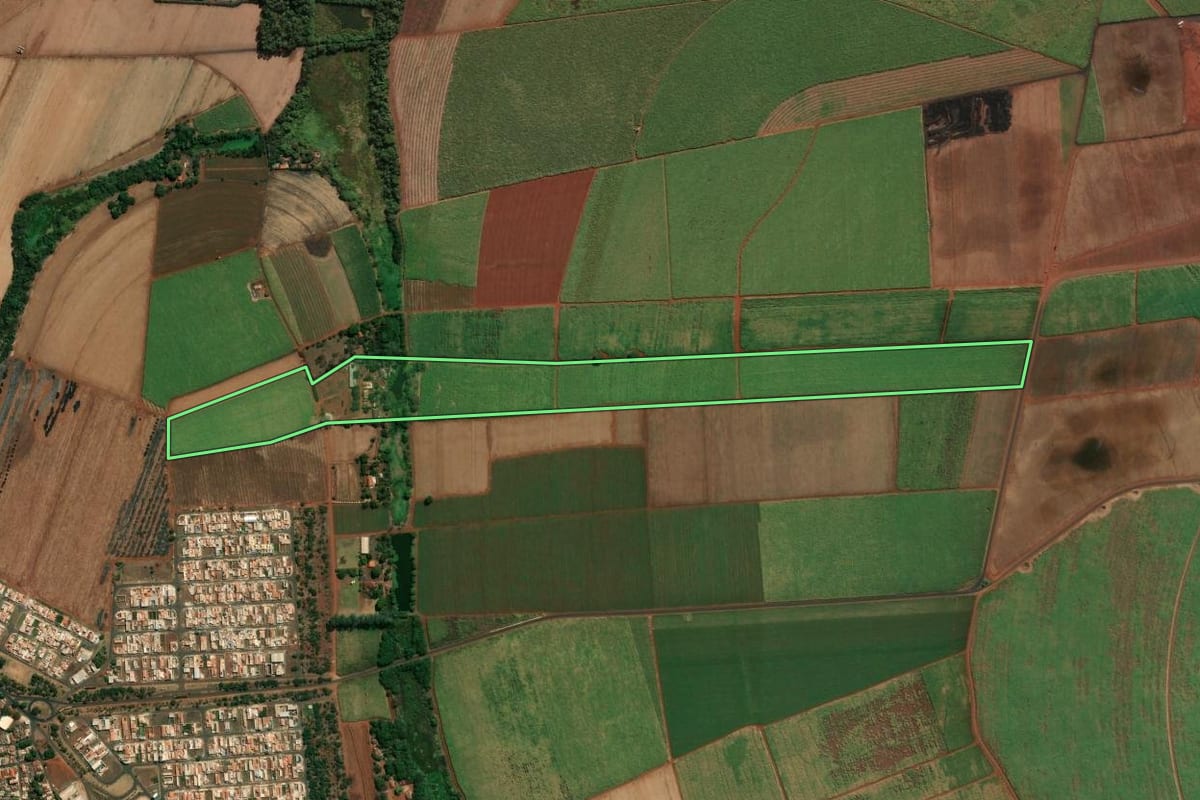 Imagem de satélite do imóvel rural em Pontal (SP), com o contorno declarado no CAR desenhado por cima.