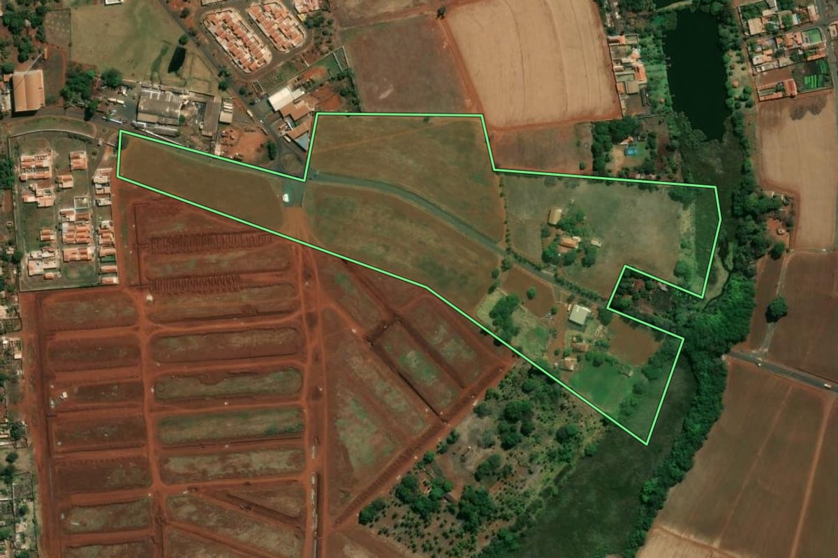 Imagem de satélite do imóvel rural em Pontal (SP), com o contorno declarado no CAR desenhado por cima.