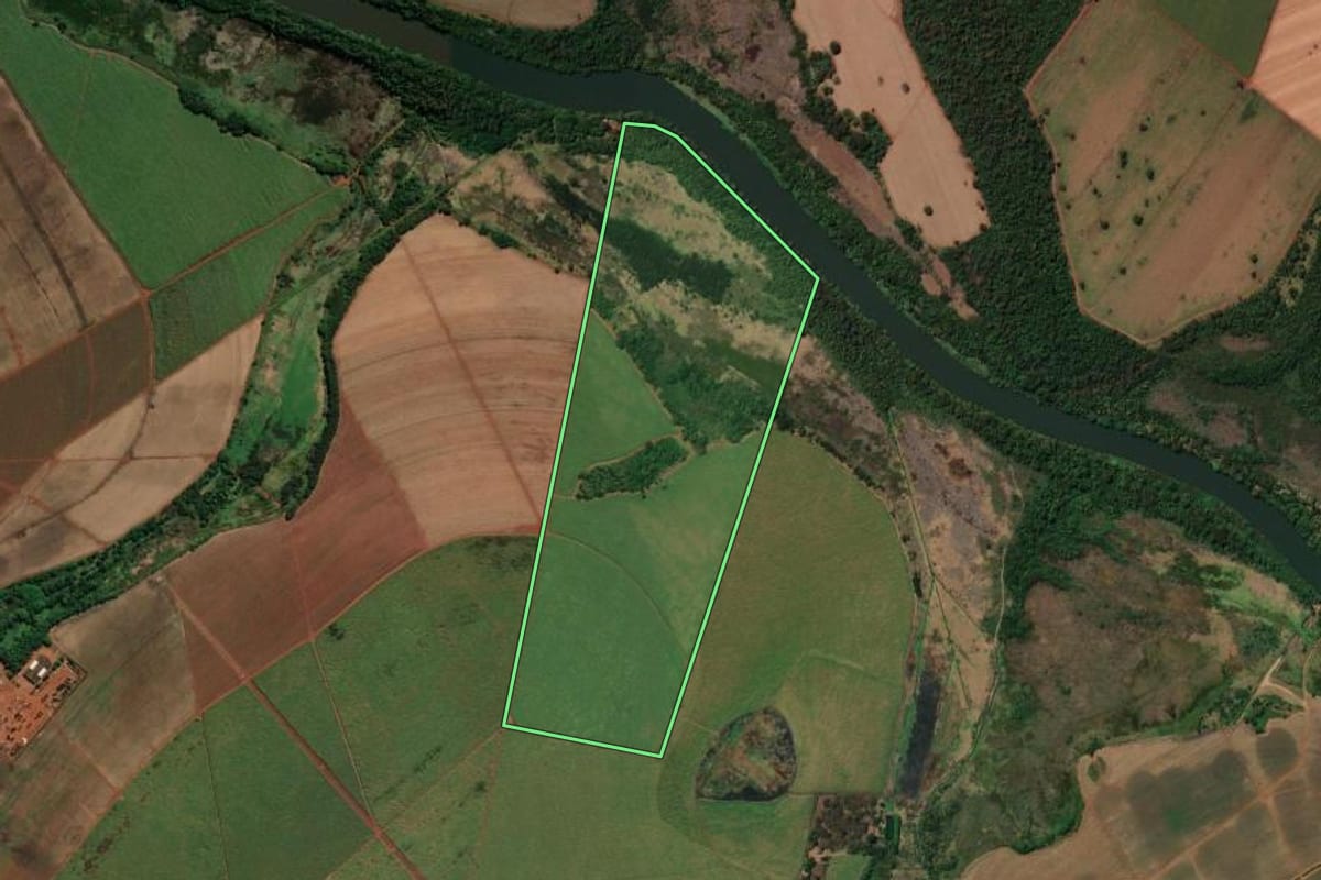 Imagem de satélite do imóvel rural em Pontal (SP), com o contorno declarado no CAR desenhado por cima.