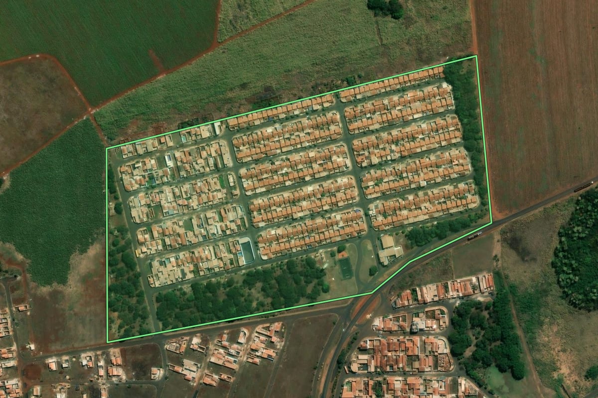 Imagem de satélite do imóvel rural em Pontal (SP), com o contorno declarado no CAR desenhado por cima.