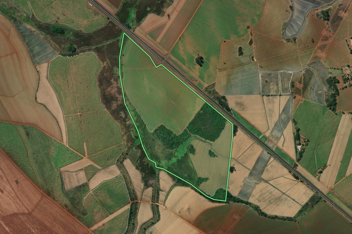 Imagem de satélite do imóvel rural em Pontal (SP), com o contorno declarado no CAR desenhado por cima.