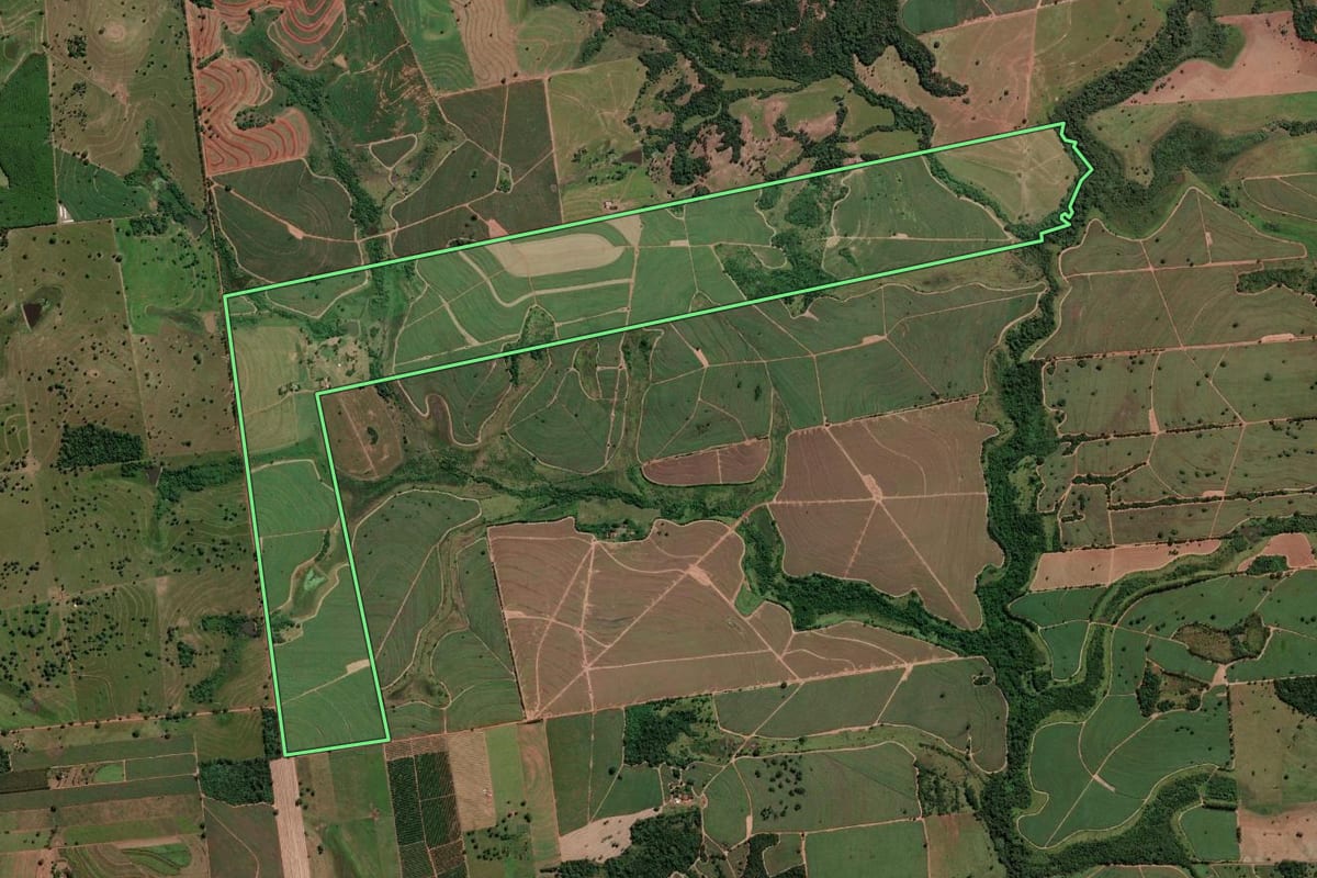 Imagem de satélite do imóvel rural em Pontalinda (SP), com o contorno declarado no CAR desenhado por cima.