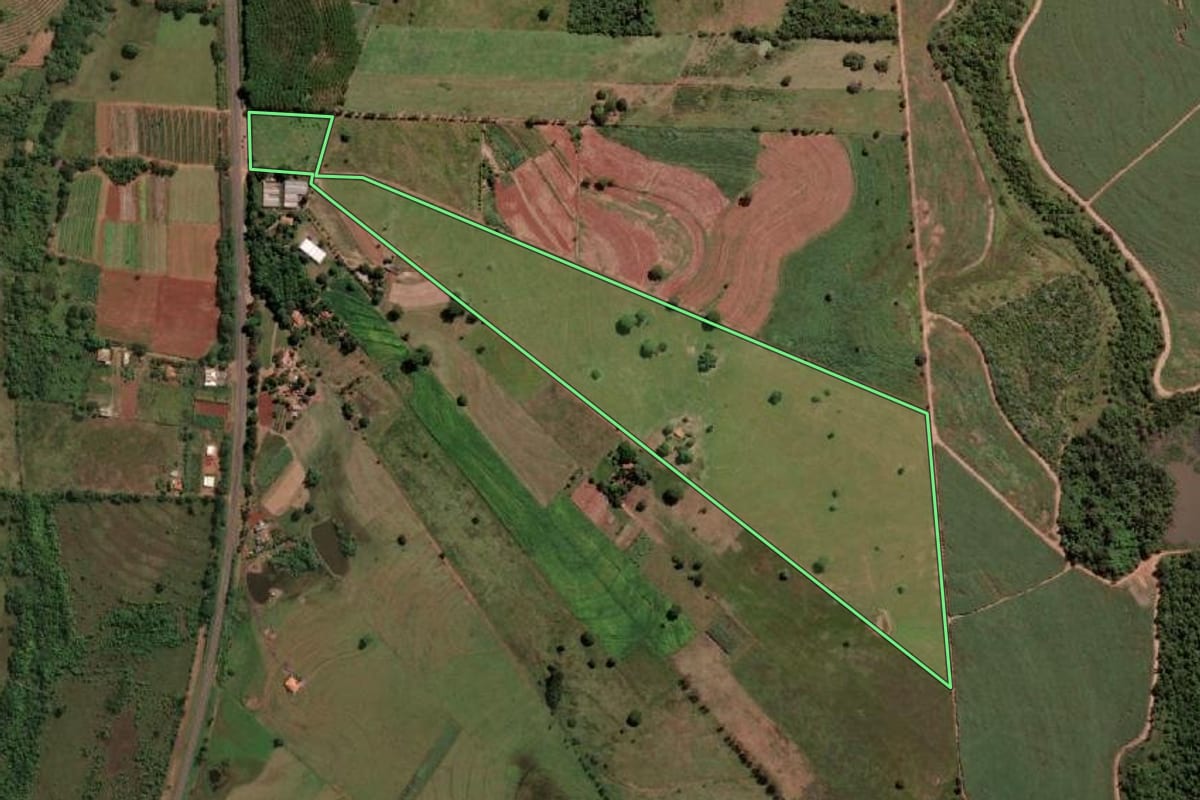 Imagem de satélite do imóvel rural em Pontalinda (SP), com o contorno declarado no CAR desenhado por cima.