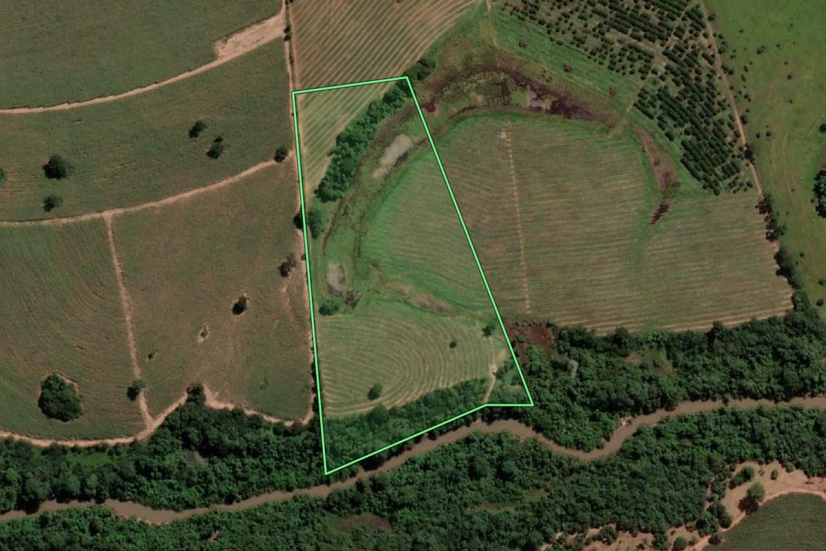 Imagem de satélite do imóvel rural em Pontalinda (SP), com o contorno declarado no CAR desenhado por cima.